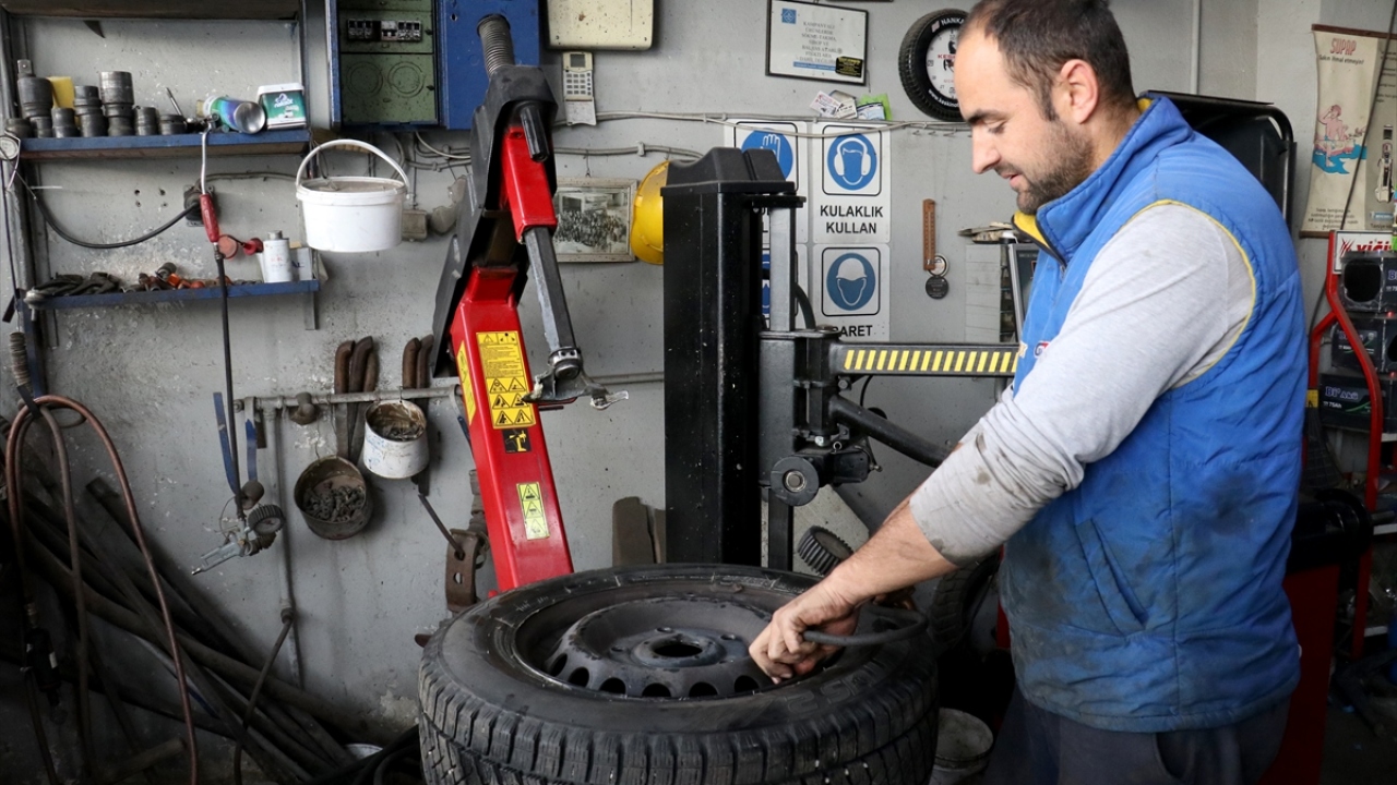 Sürücü Burak Demir de aracına kış lastiği taktırmak için sıra beklediğini söyledi.