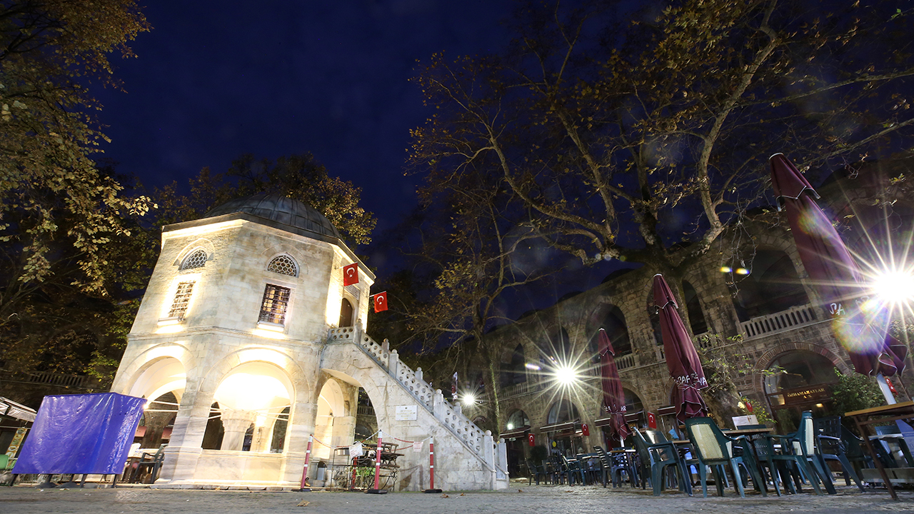 Osmanlı`nın ilk çarşılarından olan Bursa`nın Tarihi Çarşı ve Hanlar Bölgesi, 7 asırlık tarihiyle kentin en hareketli ticaret merkezi konumunda bulunuyor.
