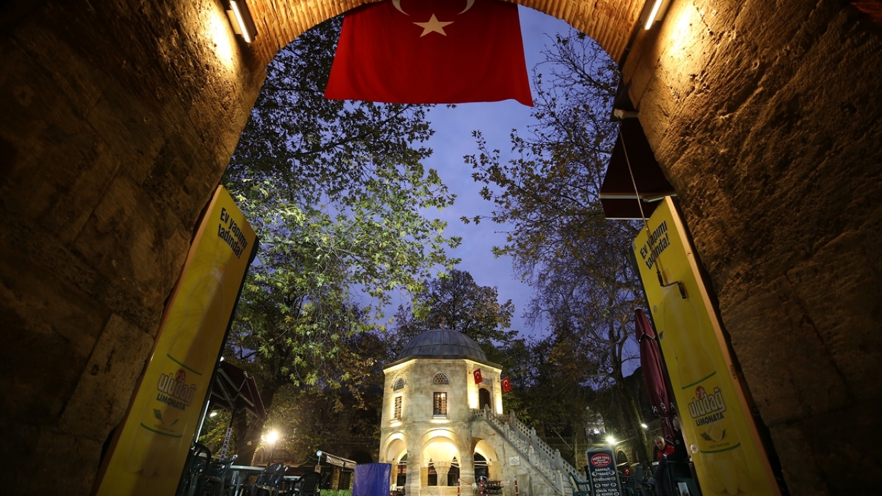 Hanlar Bölgesi, tarihi Ulu Cami çevresinde Bursa`nın fethinin ardından peyderpey yapılan 16 han, arasta, bedesten, pazar yerleri ve iç içe geçmiş çarşıları kapsıyor.