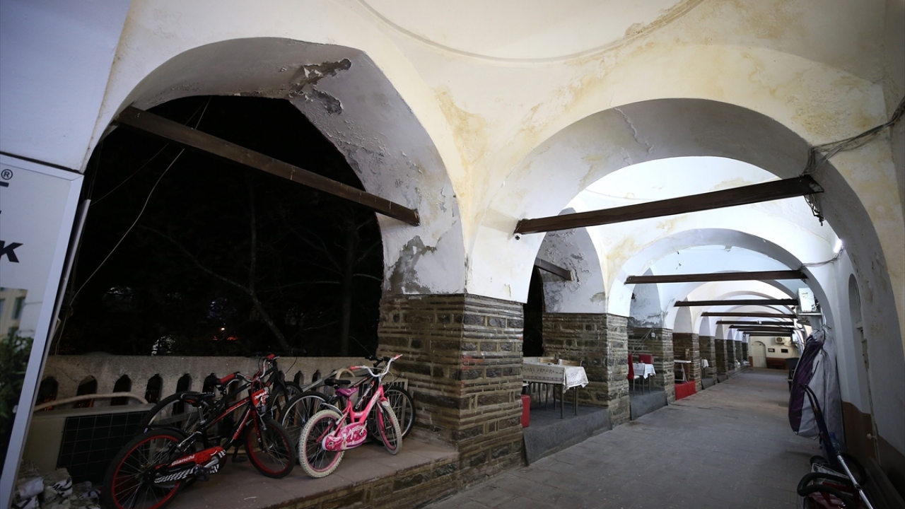 Özyıldırım, Bursa Tarihi Çarşı ve Hanlar Birliğinin, bölgedeki irili ufaklı 42 han, arasta ve bedestenin yöneticileri tarafından kurulduğunu sözlerine ekledi.