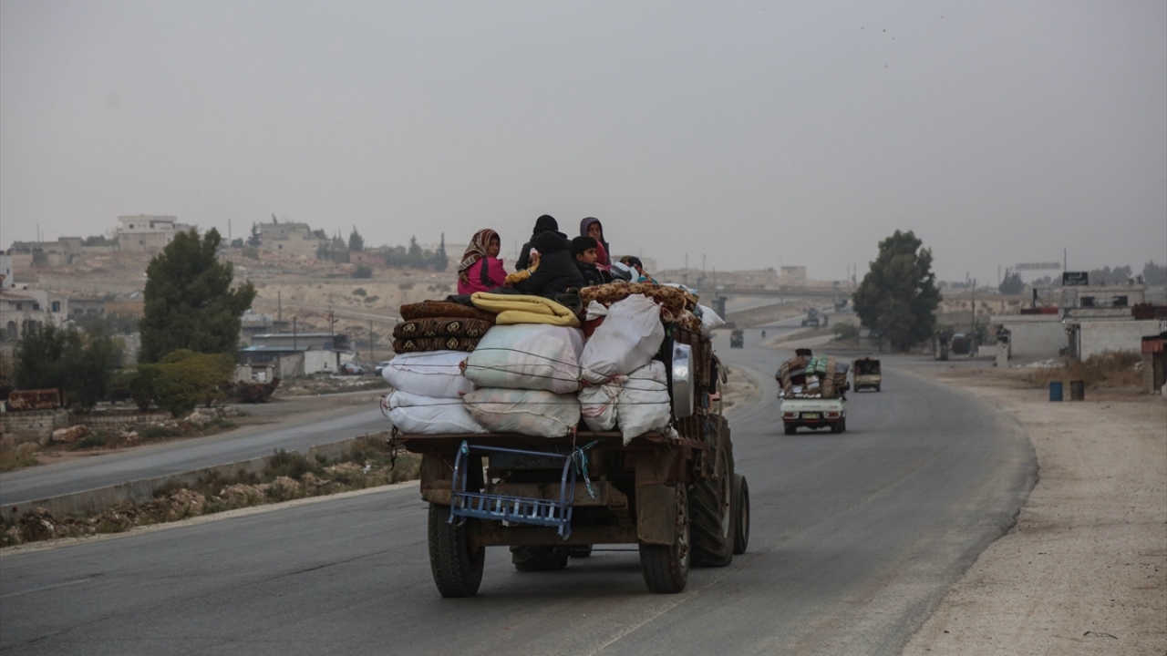 Saldırıların yoğun olduğu yerlerden, nispeten sakin yerlere ve özellikle Türkiye sınırı yakınına göç edenlerin sayısı ise son bir yılda 1 milyonu aştı.