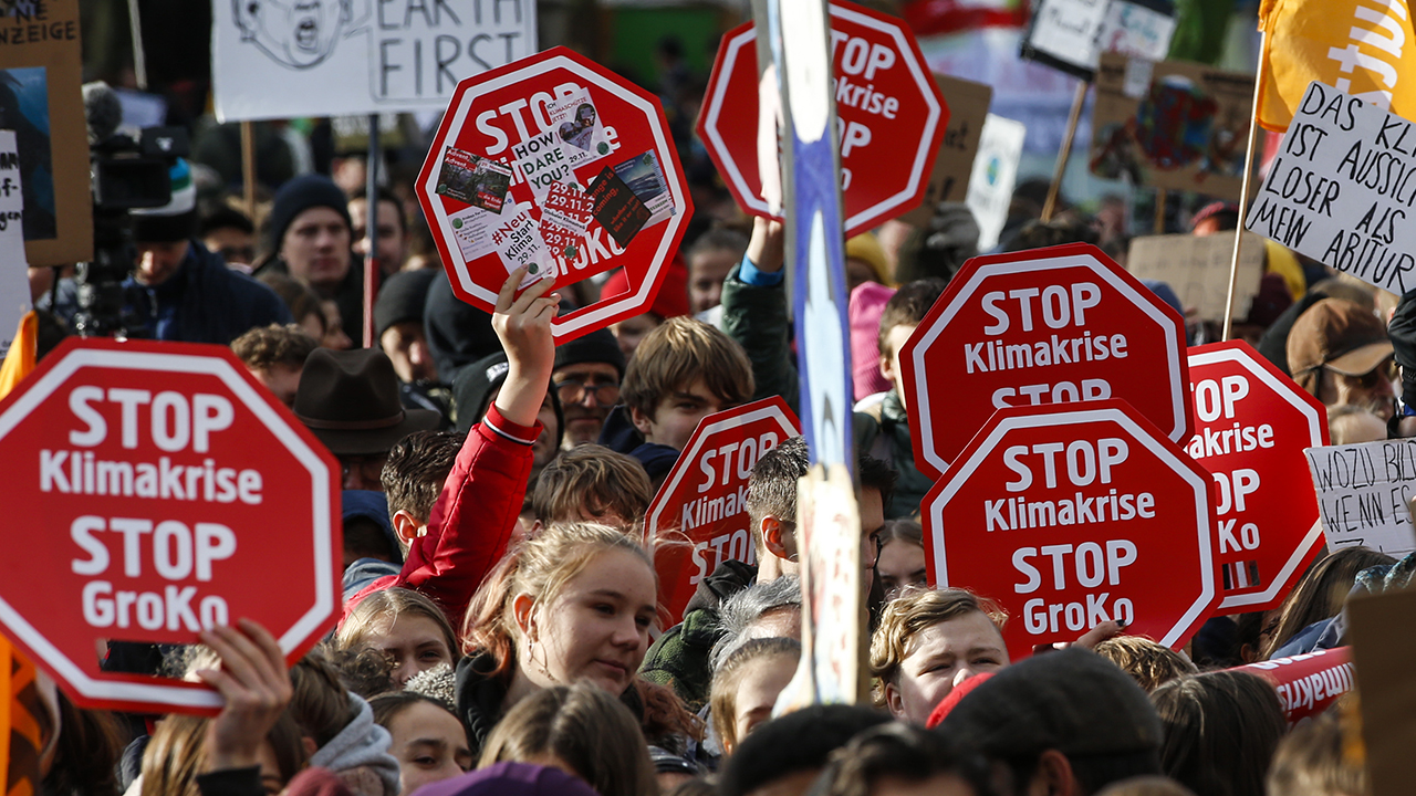"Fridays For Future" eylemleri kapsamında şehir merkezindeki tarihi Brandenburg Kapısı toplanan eylemciler, ellerindeki dövizlerle sloganlar eşliğinde protestolarını gerçekleştirdi.