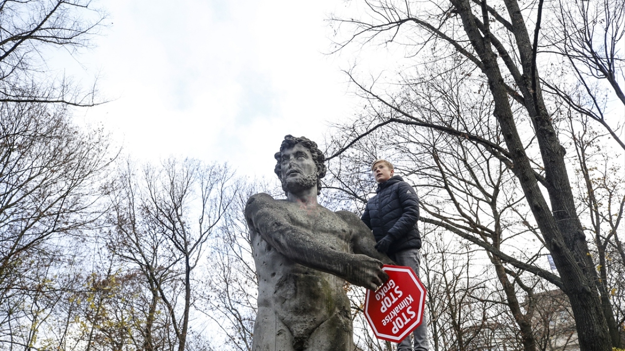 Polisin geniş güvenlik önlemi aldığı gösteride, Friesenplatz ve Rudolfplatz`daki ana caddeler trafiğe kapatıldı.