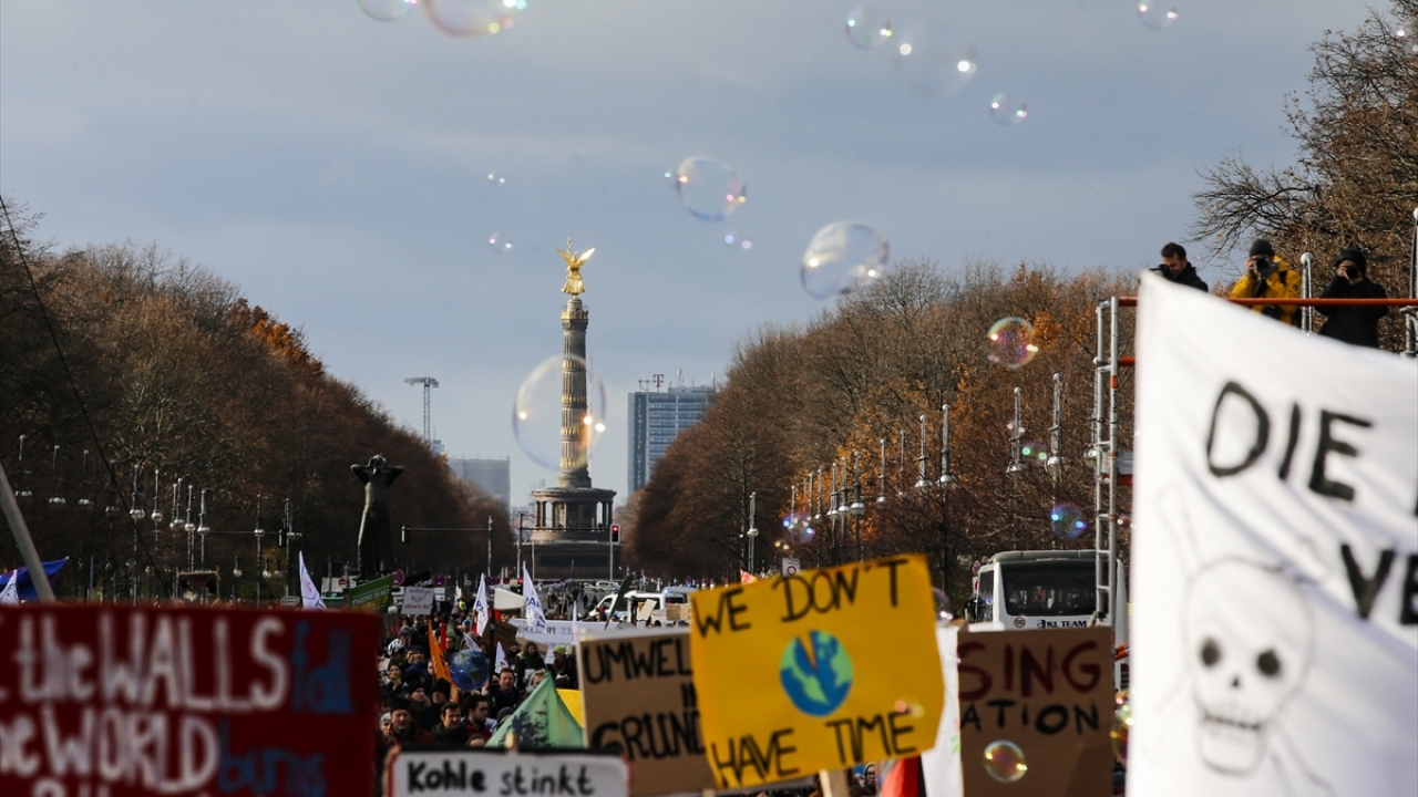 Buradan yürüyüşe geçen göstericilerin, şehir merkezindeki güzergahtan kilometrelerce yürüdükten sonra akşam saatlerinde yine aynı noktada gösteriyi bitirmesi planlanıyor.