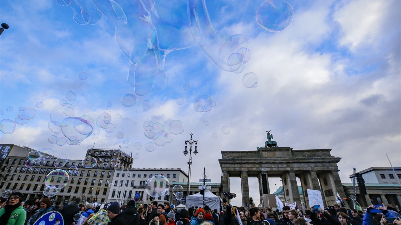 Almanya genelinde "küresel iklim grevi" kapsamında bugün pek çok ülkede olduğu gibi kayıtlı 516 gösteri yapıldığı kaydedildi.
