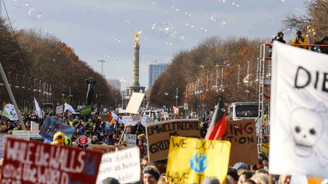 Bazı aktivistler, yaptıkları köpüklü suyla baloncuklar çıkartarak protestoya katıldı.