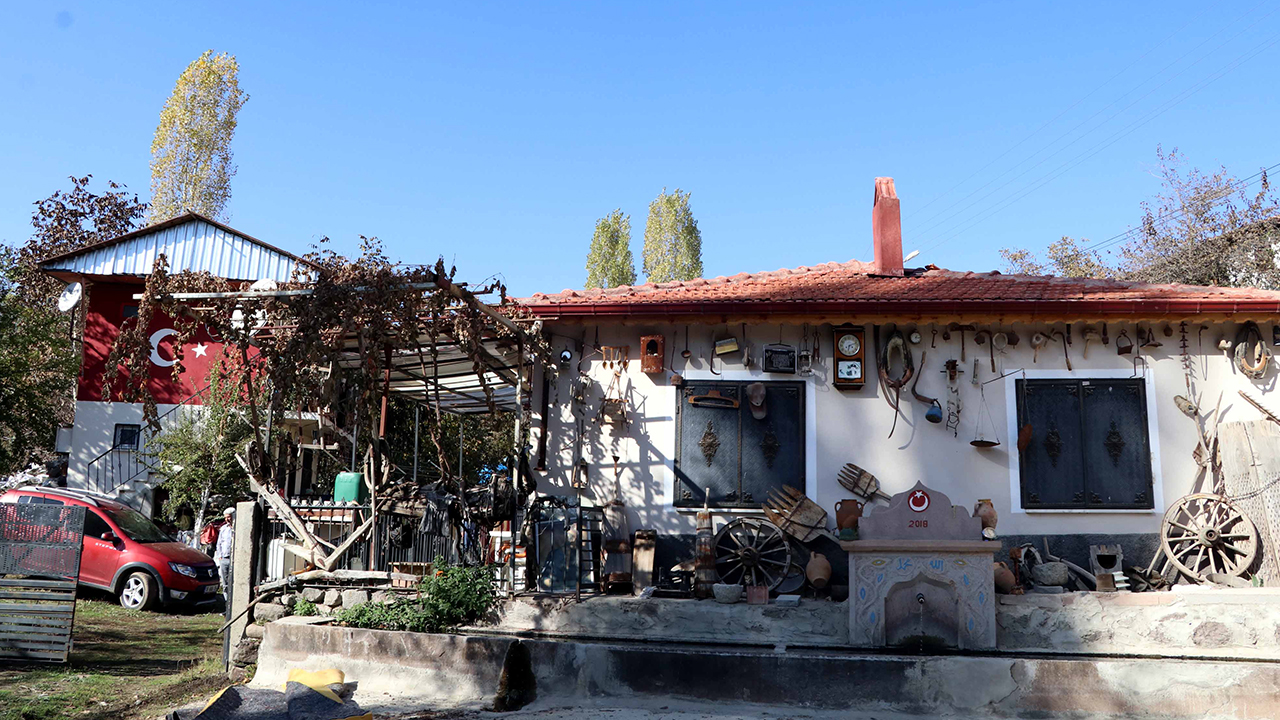 Memur olan Çavuşoğlu, dedesinden ve babasından kalan eşyaları saklamaya başladı. 