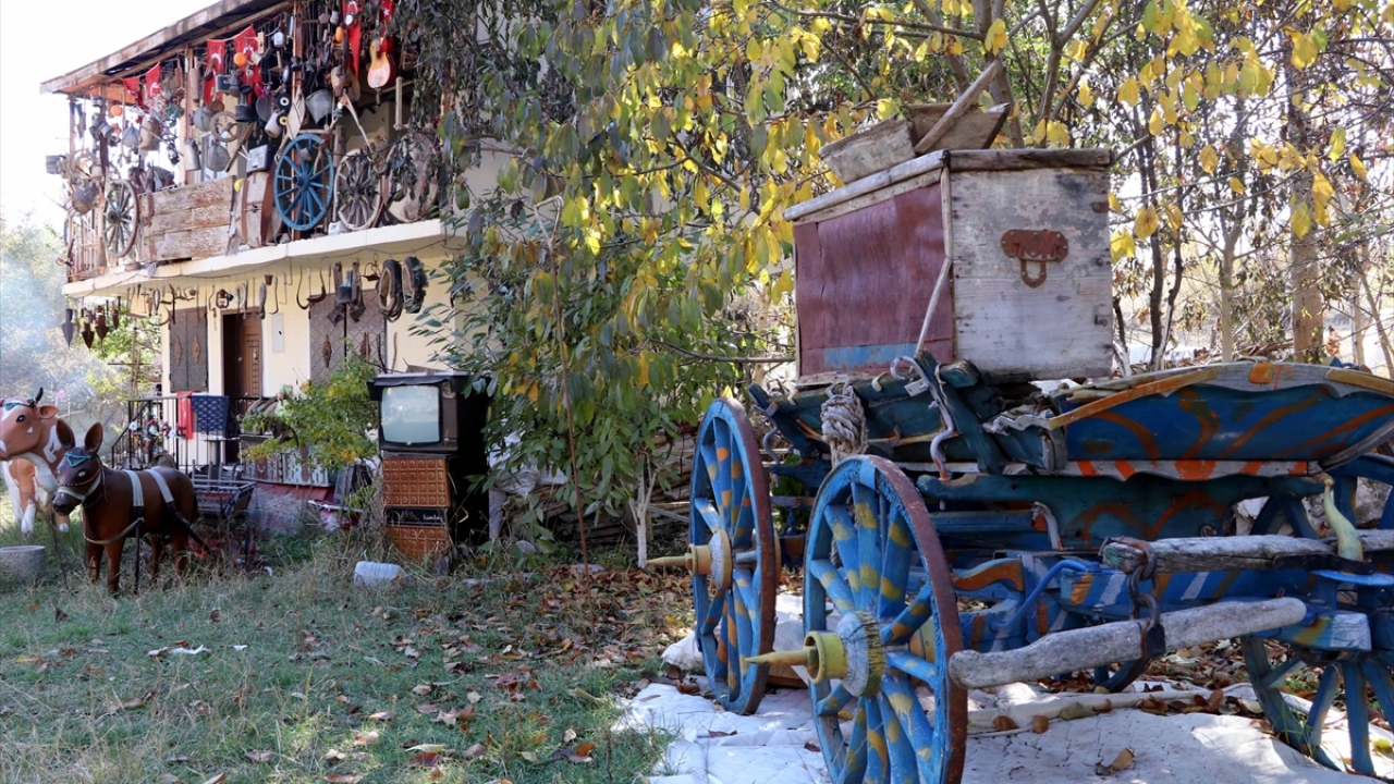 Çavuşoğlu`nun adeta müzeye çevirdiği alanda orak, pulluk, kılıç, bıçak, dibek, bileme taşı, semer, at arabası gibi yaklaşık bin 500 eşya bulunuyor.