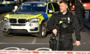 Londra köprüsü silah seslerinin ardından kapatıldı