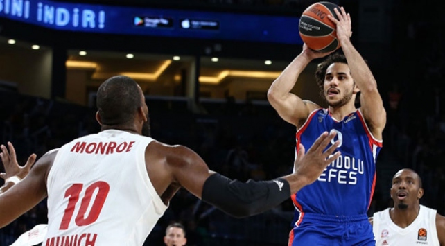 Anadolu Efes güle oynaya galip