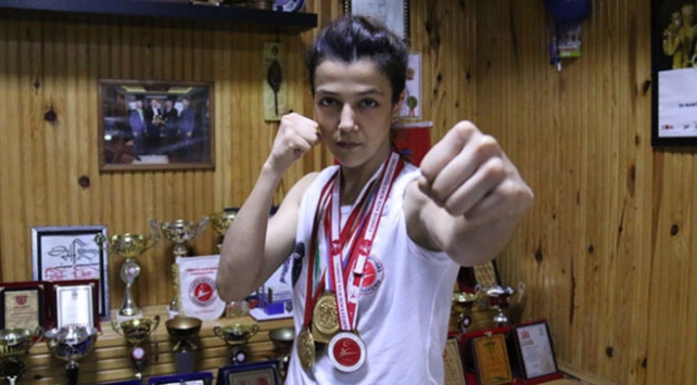 Dünya şampiyonu Emine Arslan madalyasını Mehmetçiğe armağan etti