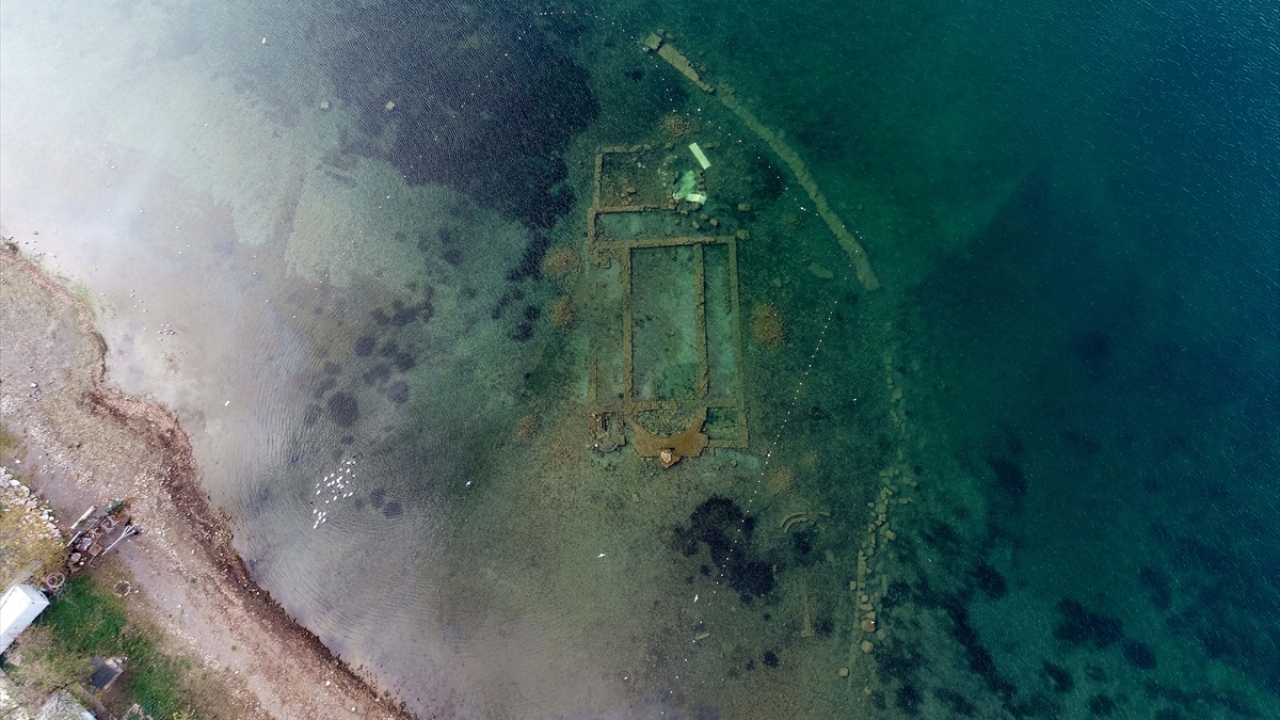 Bursa`nın İznik ilçesinde, Aziz Neophytos adına inşa edildiği belirlenen ve su altı arkeoloji müzesine dönüştürüleceği açıklanan bazilika, suların çekilmesiyle gölün yüzeyinde göründü.