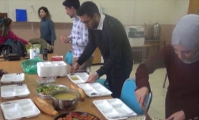 Öğretmenlerin yemeğini okul müdürü yapıyor