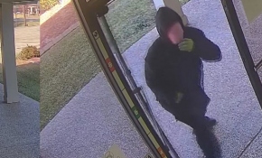 ABD’de soyguncu kaçarken maskesini ve paraları düşürdü