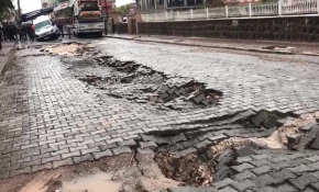 Yollar çöktü, araçlar çukurlara düştü