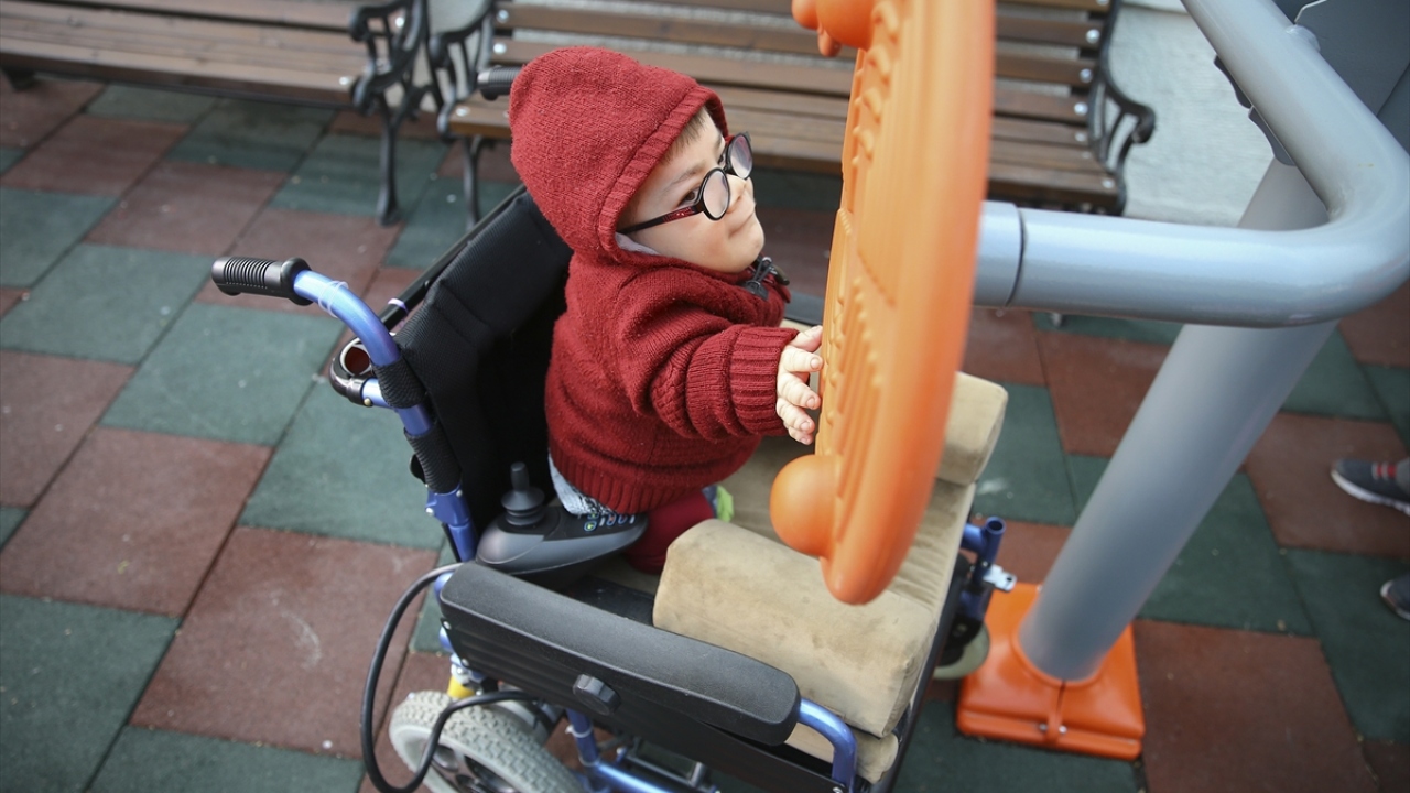 Okulun Müdür Başyardımcısı Kemal Pehlivan, parkın tamamen fiziksel engellilere özgü inşa edildiğini söyledi.