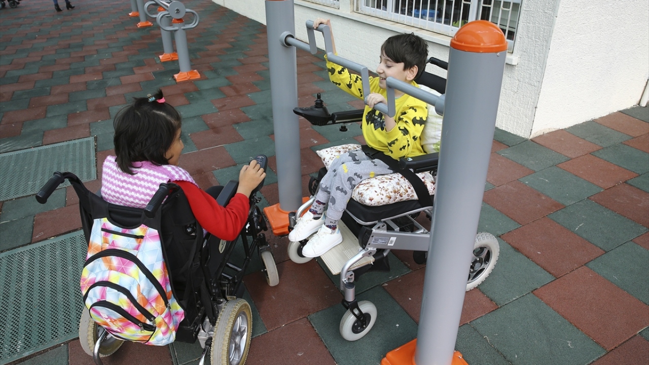 Pehlivan, engellilerin parkta rahatlık ve öz güven içinde hareket ettiğini kaydetti.