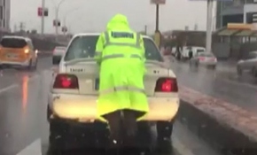 Arızalanan otomobilin yağmur altında polis tarafından itilme anı kameraya yansıdı