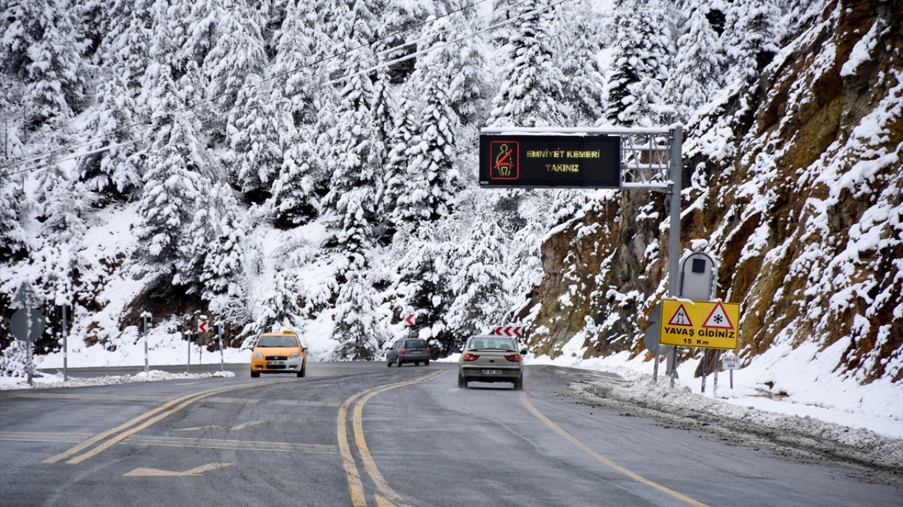 Ekiplerin çalışma yürüttüğü geçitte ulaşımda sorun yaşanmıyor.