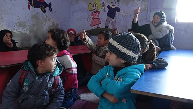 İdlib'de engellileri ilgi ve sevgiyle okutuyor