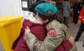 Arnavut depremzede Türk askerine sarılıp ağladı: Allah Türk askerinden razı olsun