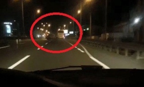 Yolda video çekerken, önündeki kazayı böyle görüntüledi