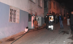 Alevlerin arasına maskesiz dalan itfaiyeci yangında kalan kadını kurtardı