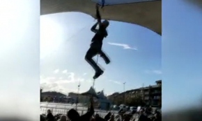 Çadırını bırakmadı, metrelerce havaya yükseldi