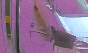 Otomobil kaldırıma çıktı, 4 kişi ezilmekten son anda kurtuldu