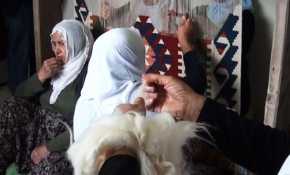 Yaylalardan inen göçerlerin evlerinde kilim tezgahları kuruldu