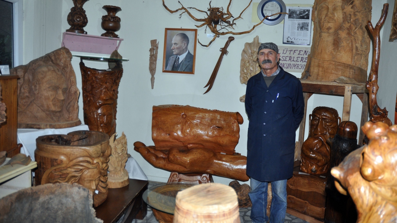 Demirtaş, eserlerini farklı illerde açtığı sergilerde satarak kendisine ek gelir oluşturdu. 