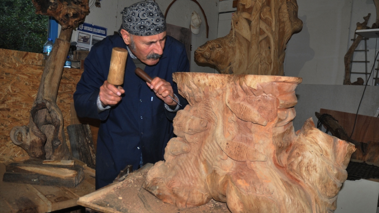 Eserlerinde kadını, kardeşliği, vatan bilincini anlattığını ifade eden Demirtaş,