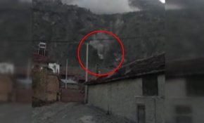 Mahallenin futbol sahasına dev kaya parçası düştü