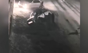 Rusya’da alkollü grup polis aracını devirdi