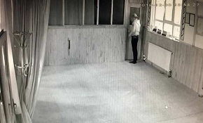 Namaz kılar gibi yapıp imamın cep telefonunu çaldı