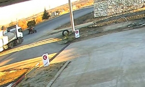 Traktör sürücüsü tırın altında kalmaktan son anda kurtuldu