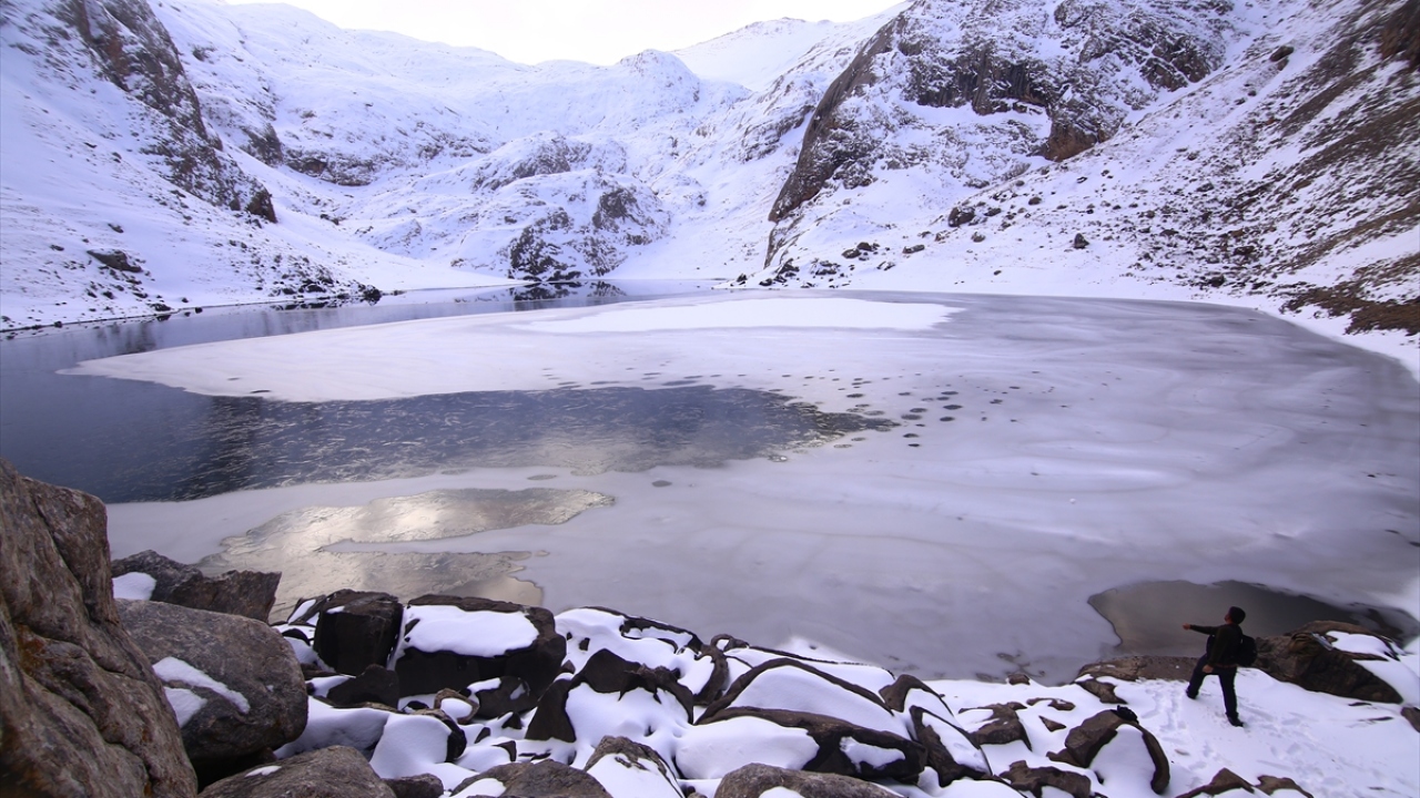 Daha çok yaz mevsiminde serinlemek ve şehrin stresinden uzaklaşarak doğa ile iç içe bir yaşantı isteyen kampçı ve dağcılar tarafından tercih edilen Meydan Yaylası ve buzul göllerinin, kış mevsiminde de ziyaretçisi eksik olmuyor. 