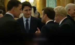 NATO Zirvesi'nde liderlerden Trump dedikodusu