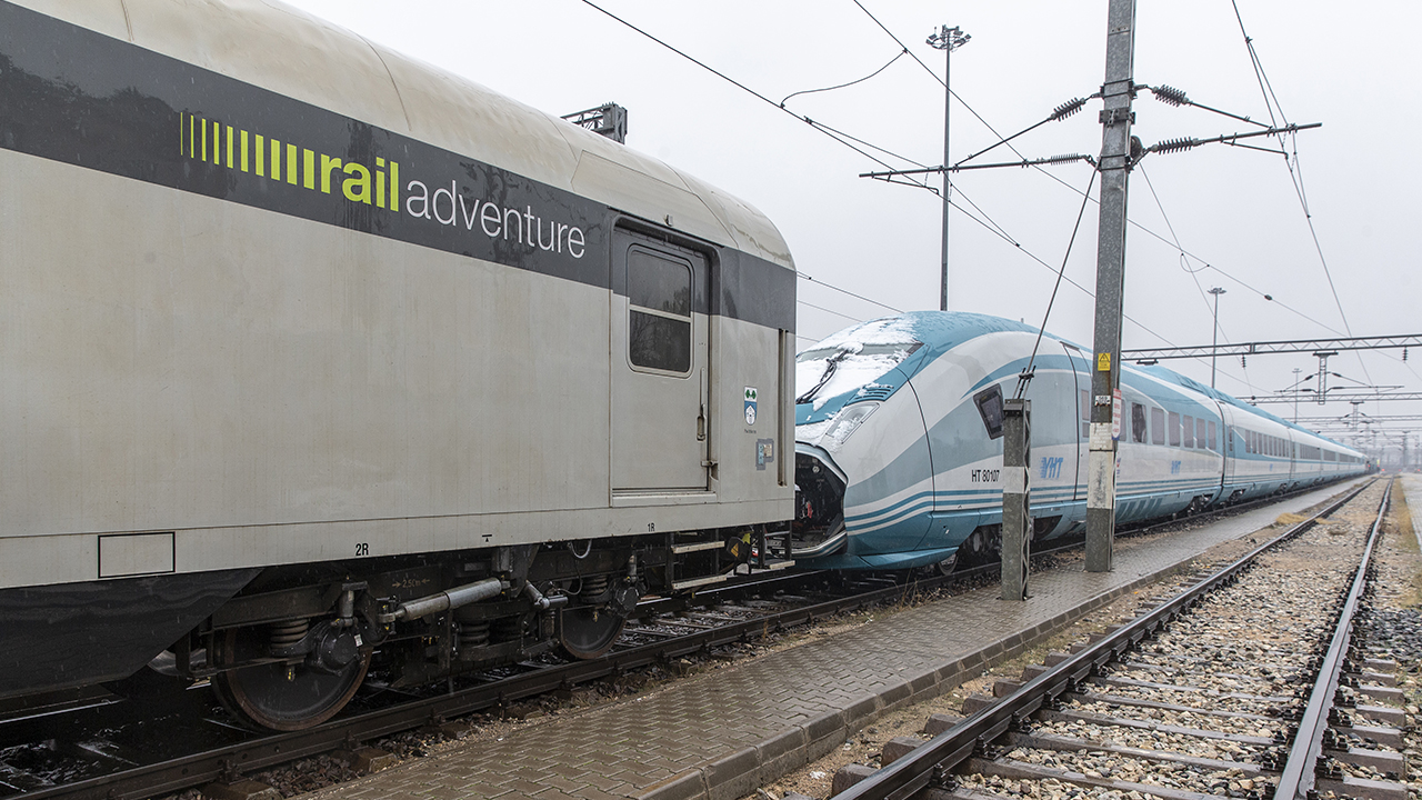 TCDD Genel Müdürlüğünün sipariş ettiği 12 yüksek hızlı tren (YHT) setinden ilki bugün Ankara Marşandiz İstasyonu`na giriş yaparken, gözler testlere ve hizmete sunulma sürecine odaklandı. 