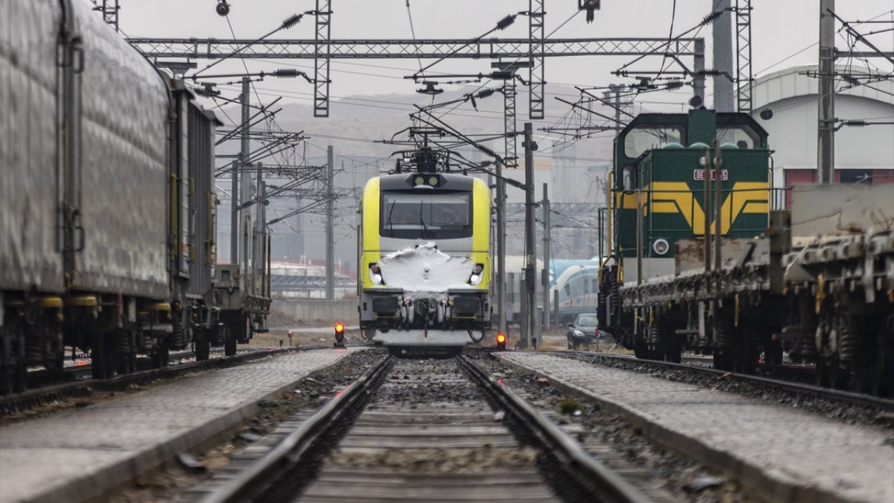 Almanya`da üretimi yapılan 12 YHT setinden ilki, TCDD Taşımacılık AŞ Genel Müdürü Kamuran Yazıcı başkanlığındaki heyet tarafından 14 Kasım`da Almanya`nın Düsseldorf kentindeki Siemens tesislerinde düzenlenen törenle teslim alındı.