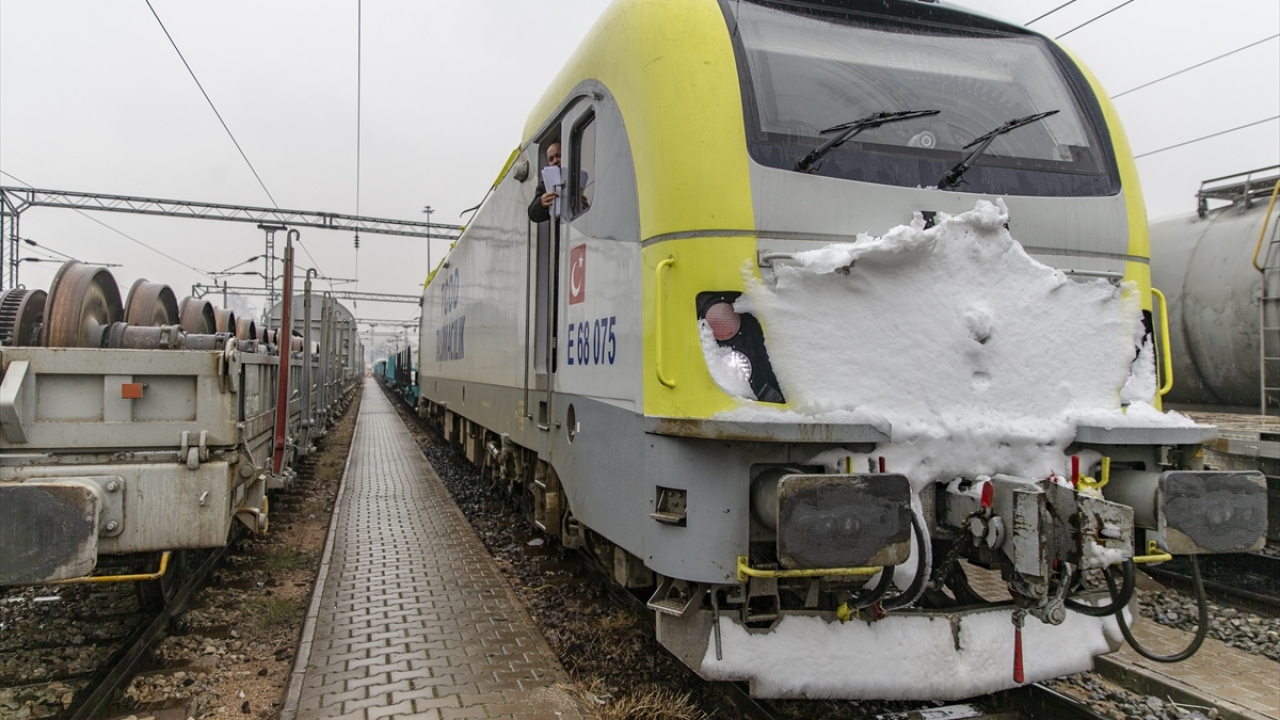 İstanbul (Marmaray), Kocaeli ve Eskişehir`in ardından Ankara Marşandiz İstasyonu`na giriş yapan tren setinin gümrük işlemlerinin tamamlanmasıyla testlerine başlanacak.