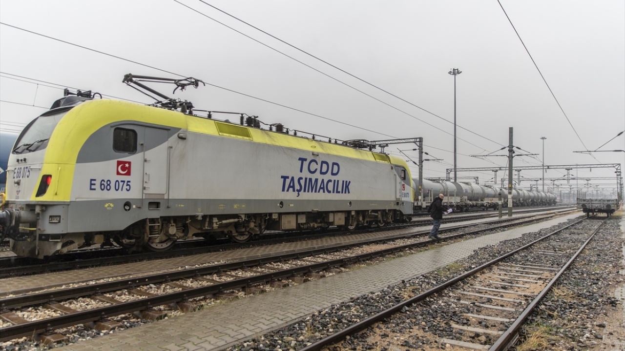 Test sürüşlerinin ardından 1 Şubat 2020`de hizmete alınması planlanan YHT setinin hangi hatta çalışacağı, Ulaştırma ve Altyapı Bakanı Cahit Turhan`ın onayıyla gelecek günlerde netleşecek.