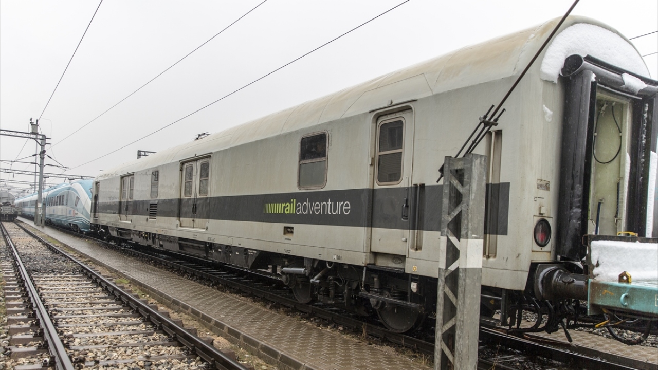 Saatte 300 kilometre hıza ulaşabilecek tren setinde 8 vagon yer alıyor. 483 yolcu kapasitesi olan trende, toplam 12 yolcu kapasiteli 3 "business loca" hizmet sunacak.