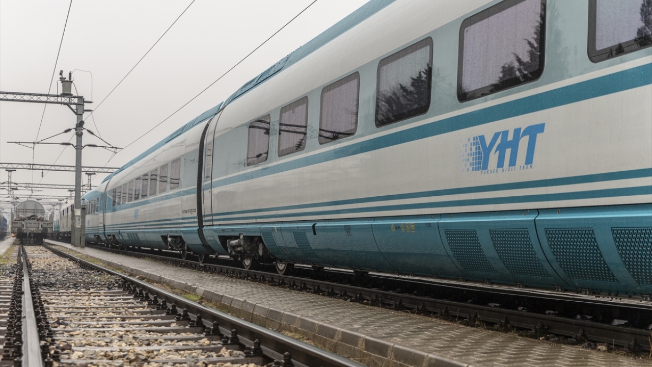 32 yolcu kapasiteli restoranda sıcak ve soğuk yemek ile içecek satışı yapılacak.