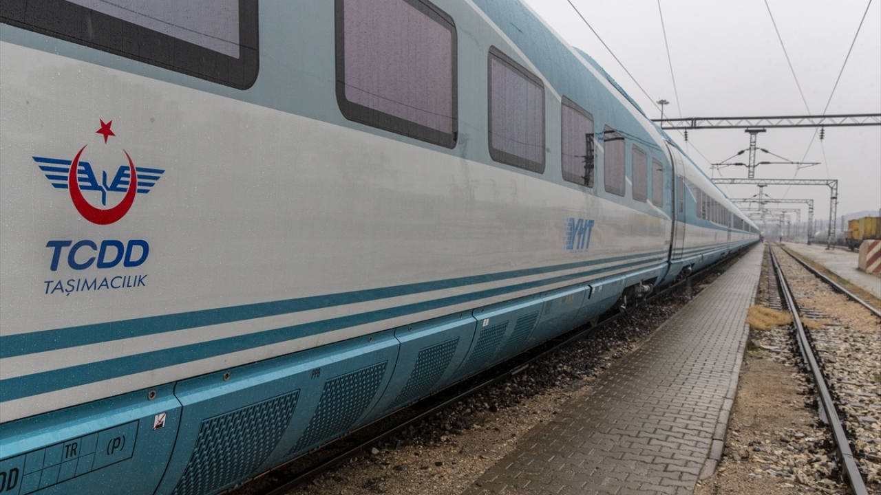 İkincisinin bu ay teslim edilmesi planlanan tren setlerinin tamamının hizmete alınmasıyla 22 bin olan günlük YHT yolcu sayısının, 2020`de yaklaşık 30 bin, 2021`de 40 bin civarına yükseltilmesi planlanıyor. 