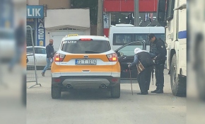 Yürümekte zorlanan kadının yardımına polis yetişti