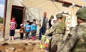 Mehmetçikten küçük Pınar'a ziyaret