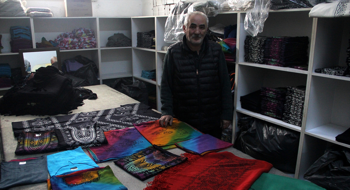 Yaklaşık yarım asırdır bu işle uğraşan 60 yaşındaki usta Hüseyin Er, yazmanın baskısında daha dayanıklı olduğu için ıhlamur ağacı kullanıldığını anlattı. 