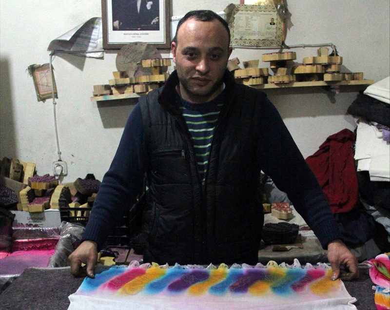 Genç ustalardan 35 yaşındaki Serdar Yaşın ise yazmacılığı gelecek nesillere aktarmaya çalıştığını ifade etti.