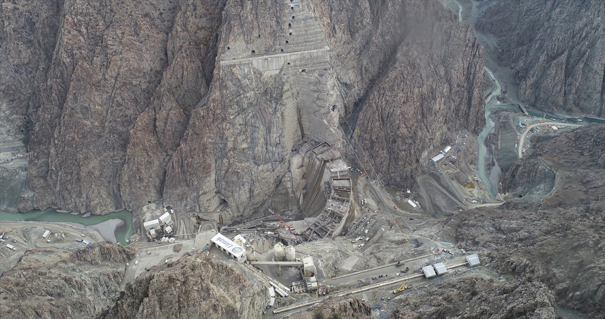 Çoruh Nehri üzerinde kurulu Muratlı, Borçka, Deriner ve Artvin barajlarının ekonomik ömürlerini uzatacak barajın, kendini 7 senede amorti etmesi bekleniyor.